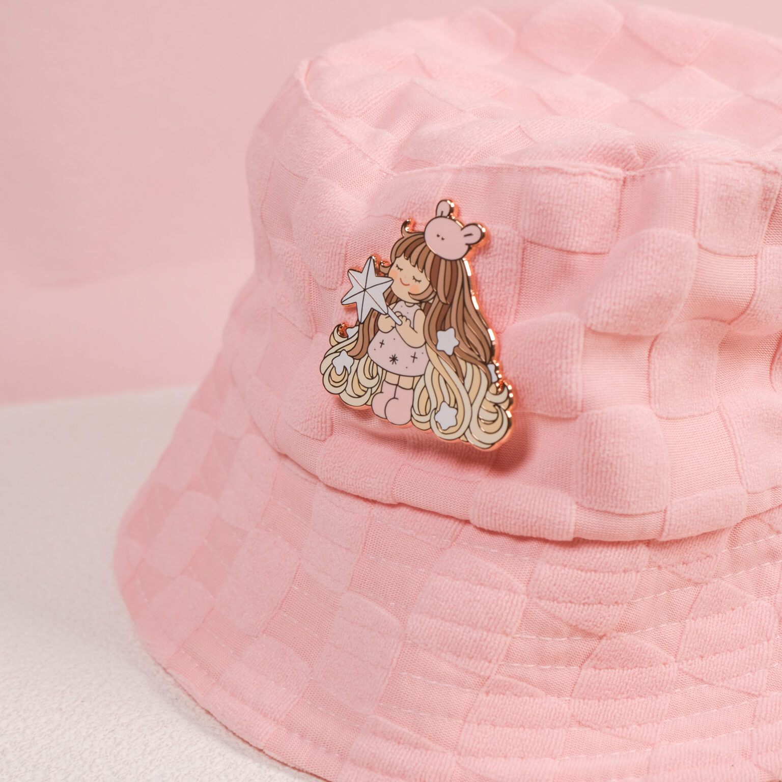 enamel pin เข็มกลัดโลหะ เข็มกลัดติดกระเป๋า: FAHFAHS Pin with Bucket Hat 1